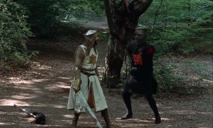 Nič kaj laskava primerjava za Thereso May: Nizozemcu se zdi kot Črni vitez iz Monty Pythona (VIDEO)