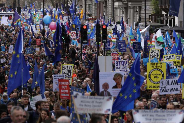 Deset tisoči Britancev v Londonu zahtevali drugi referendum o brexitu