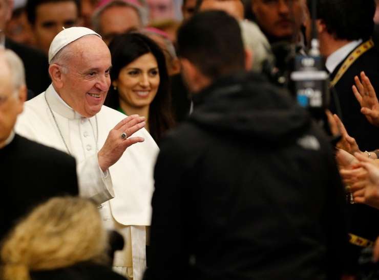 Papež vernikom ne pusti, da mu poljubljajo prstan, ker to ni higienično