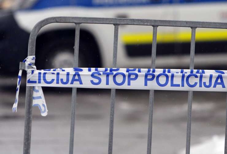 Pri Novi Gorici tujec z nožem napadel taksista in policista: je šlo za obračun med tihotapci migrantov?