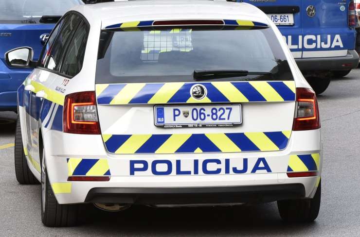 Norišnica sredi Ljubljane: moški je ženski grozil z nožem, ji ukradel avto in se brž zaletel