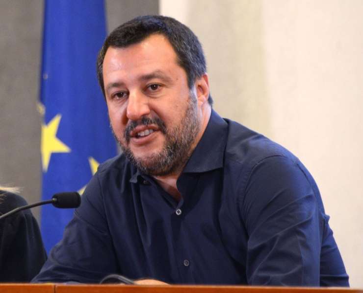 Izkrcanje migrantov razkurilo Salvinija