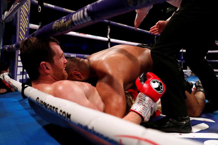 Neverjetno: boksar nasprotnika vrgel na tla in ga začel gristi (FOTO in VIDEO)