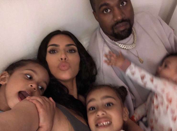 Kim in Kanye sta dobila še četrtega otroka, rodila ga je nadomestna mati