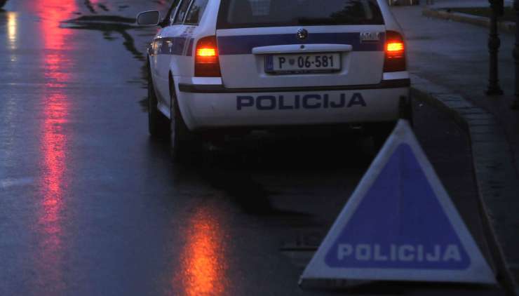 Ilegalca pri Novem mestu ukradla avto in se v Zasavju zabila v ograjo ob cesti