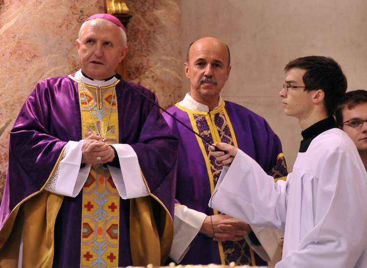 Nadškof Zore se zahvaljuje "veliki večini duhovnikov", ki s spolnimi škandali nimajo nič