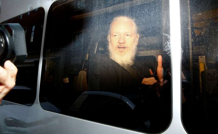 Assange zaradi pobega na ekvadorsko veleposlaništvo dobil 50 tednov zapora