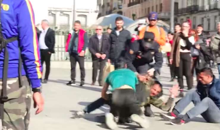 (VIDEO) Poglejte si, kako je španska policija končala romski pretep sredi Madrida