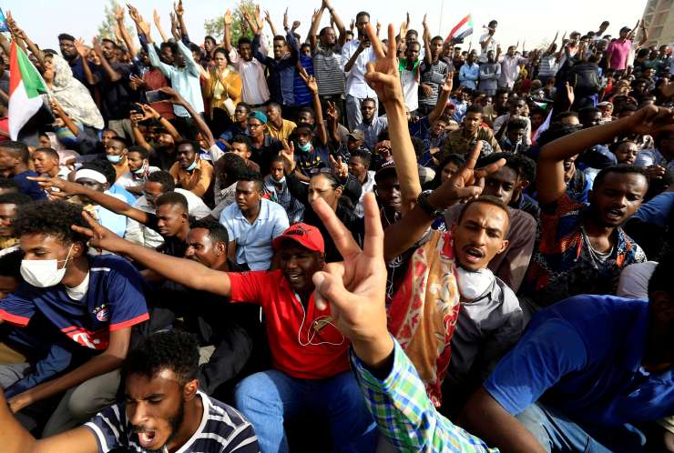 Protestniki v Sudanu zahtevajo, da vojska preda oblast civilnemu vodstvu