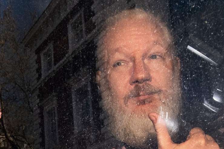 Assange v boju proti izročitvi vložil pritožbo na višje sodišče
