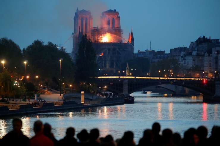 Ogenj v Parizu: slavna katedrala Notre Dame zagorela, zrušila sta se zvonik in streha (FOTO in VIDEO)