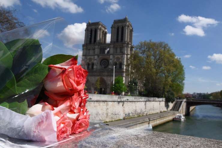 Po požaru v katedrali Notre Dame po Franciji zadoneli cerkveni zvonovi