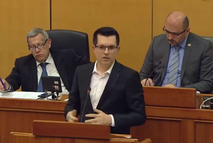 (VIDEO) Zaradi žaljenja in groženj s smrtjo ovaden hrvaški poslanec