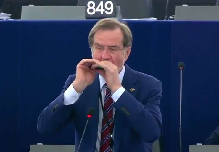 Peterle je evropskim poslancem zaigral na orglice: Oda radosti za "drage kolege" (VIDEO)