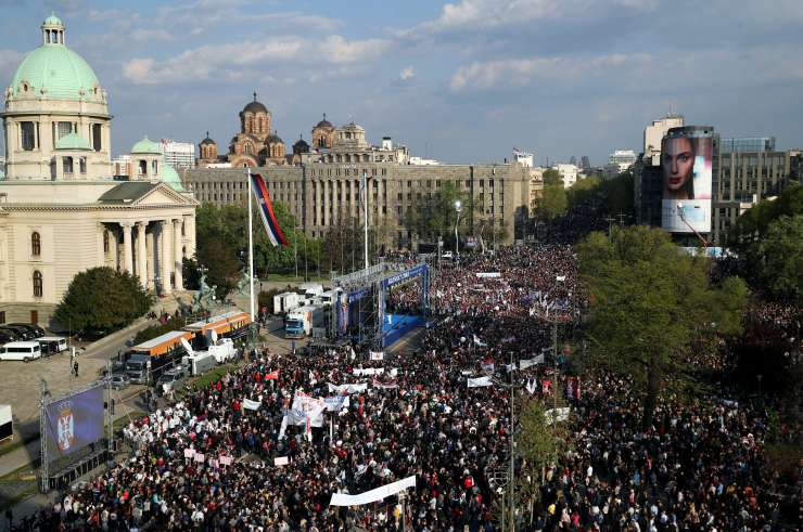 Oblasti trdijo, da se je na shodu v podporo Vučiću zbralo kar 150.000 ljudi (FOTO)