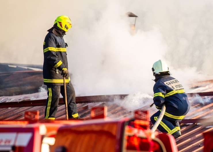 Pri Krškem je ogenj popolnoma razdejal stanovanjsko hišo, ena oseba umrla