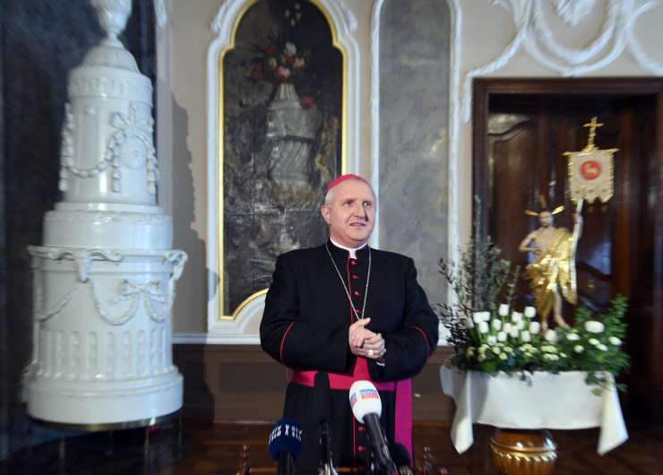 Škofje stopili v bran nadškofu Zoretu: Pozivi k odstopu so neupravičeni