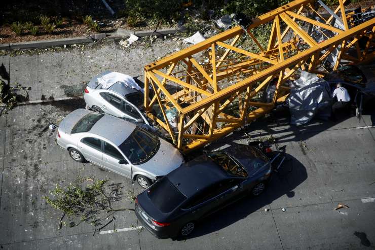 Grozljivka: žerjav na gradbišču Googla se je zrušil in pod seboj zmečkal avtomobile (FOTO)