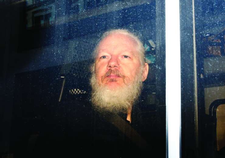 Assangeu zavrnili prošnjo za odhod iz zapora zaradi novega koronavirusa