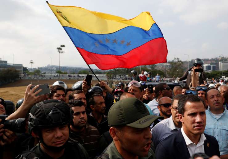Maduro: Upor je spodletel; Guaido: Nadaljujte z uporom