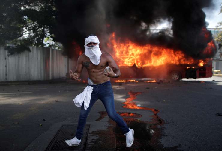 Operacija Svoboda: V Venezueli vre, Guaido sprožil "zadnjo fazo" operacije za odstavitev Madura (FOTO)
