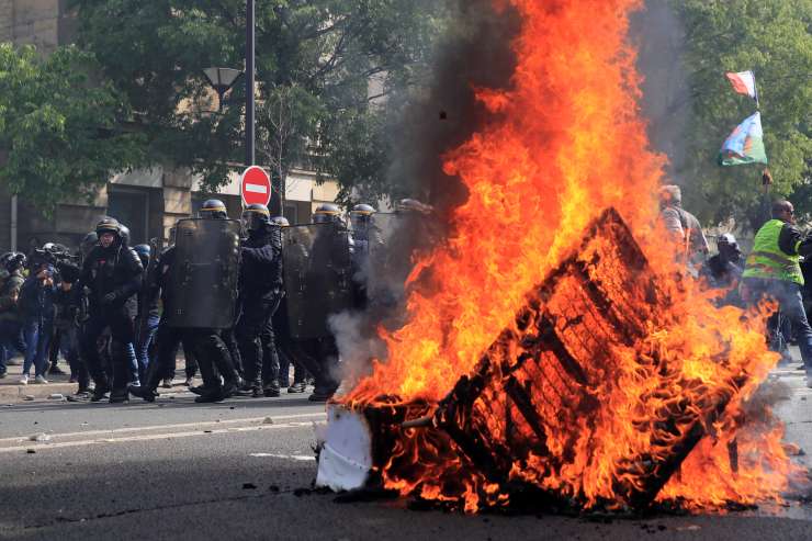 V Parizu nasilni protesti ob 1. maju, pridržanih več kot 200 ljudi