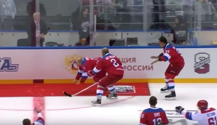 Blamaža pa taka: poglejte, kako grdo je pogrnil »hokejist« Putin (VIDEO)