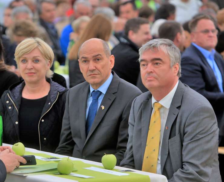 Ljudmila Novak glasovala enako kot vodja EPP, Romana Tomc in Milan Zver pa skupaj z Orbanovimi poslanci podprla režim Jaroslawa Kaczynskega