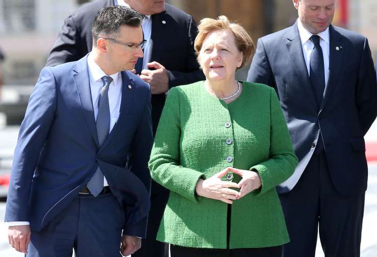 Se Marjan Šarec drži za krilo kanclerke Angele Merkel?