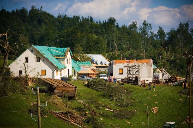 Veter po Sloveniji lomil drevesa, odkrival strehe in zapiral ceste
