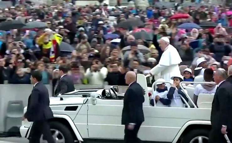 Papež Frančišek je migrantske otroke s papamobilom vozil po Trgu svetega Petra (VIDEO)