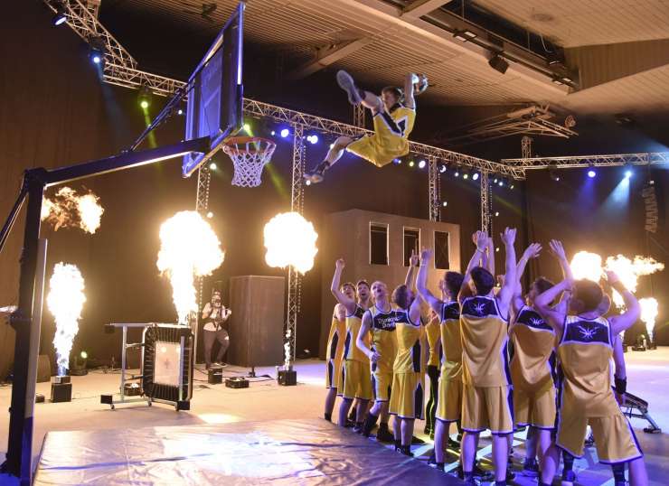 Akrobatski spektakel Dunking Devils v Hali Tivoli navdušil 7000 gledalcev