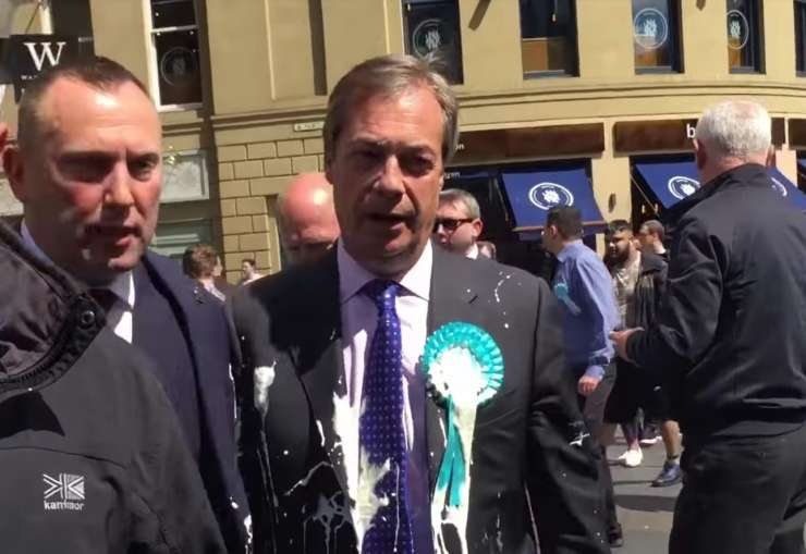 Nigel Farage sredi kampanje polit z mlečnim napitkom (VIDEO)