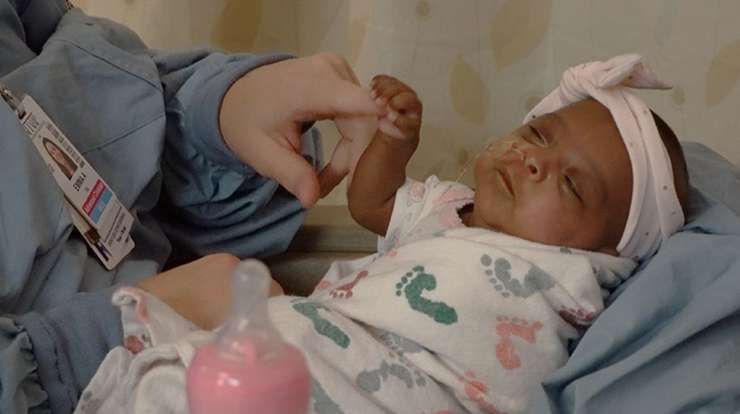 Deklica, ki je ob rojstvu tehtala komaj 245 gramov, je preživela in po petih mesecih je zapustila porodnišnico
