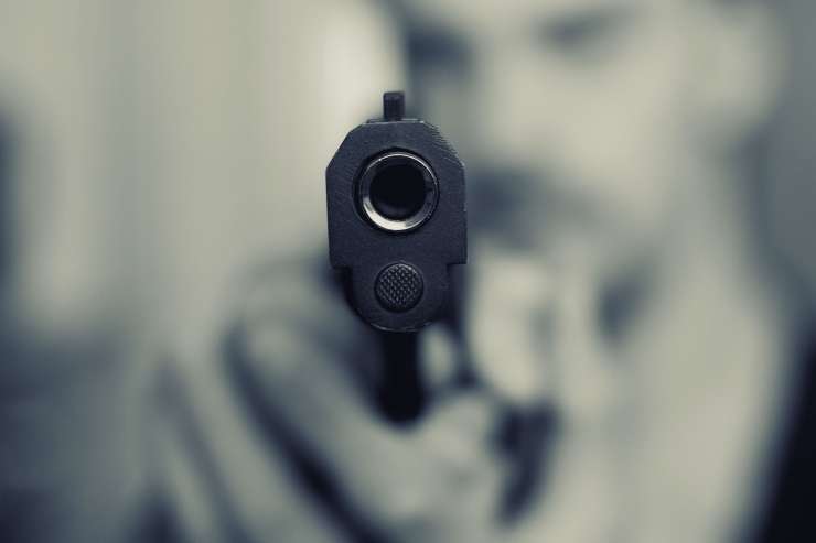 Pijanec s pištolo teroriziral Krško: moškima je sredi trgovskega centra grozil, da ju bo ubil