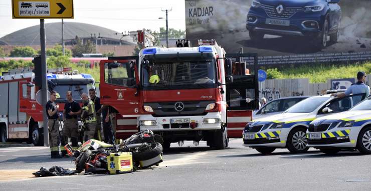 V središču Ljubljane sta trčila reševalec na motorju in osebno vozilo (FOTO)