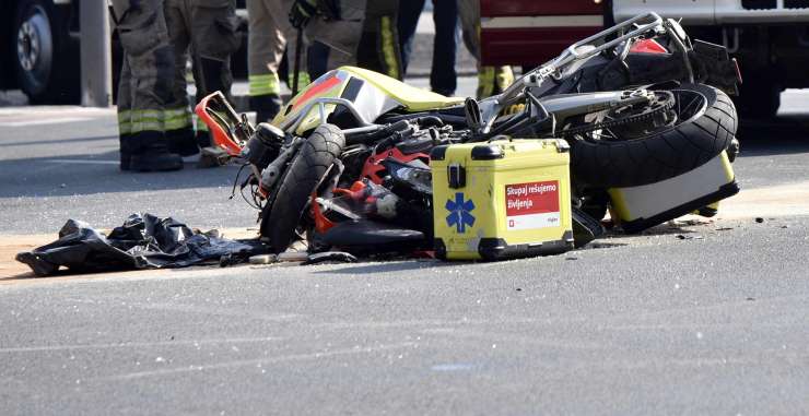 Reševalec na motorju, ki je na nujni vožnji trčil v avto in se poškodoval, dobil 250 evrov globe in kazenske točke