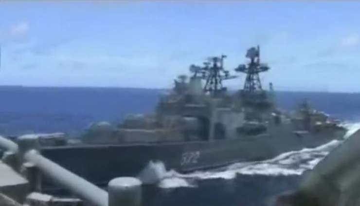 Ruska in ameriška vojaška ladja skoraj trčili! (VIDEO)