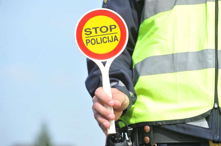 Koronavirus: Policisti pri mejni kontroli z osebno varovalno opremo