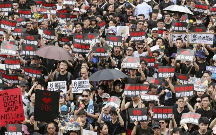 Peking protestnike v Hongkongu primerja s teroristi, na meji vse več kitajskih vojakov