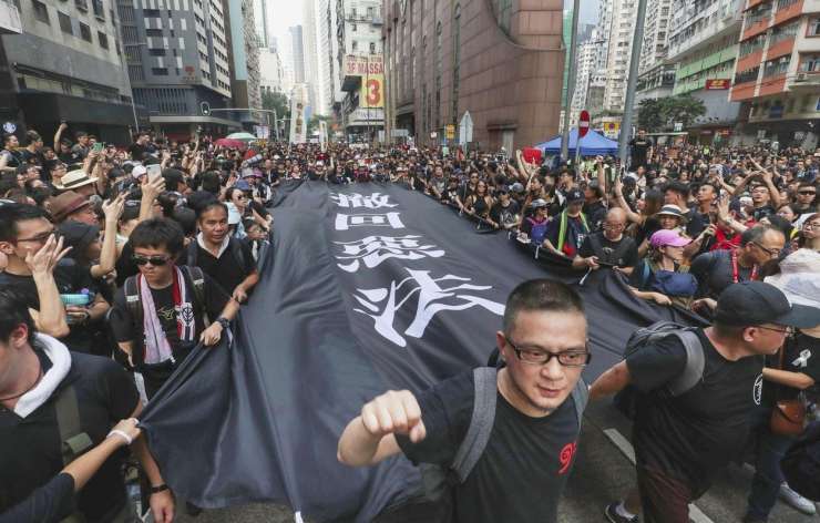 Vnetljivo v Hongkongu! Protivladni protestniki prekinili blokado avtoceste