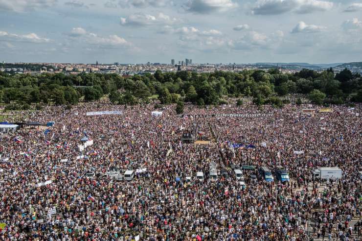 Poglejte to morje ljudi, ki je v Pragi zahtevalo odstop premierja Babiša (VIDEO)