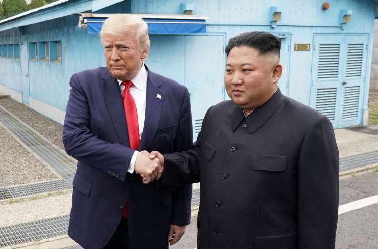 Trump se je srečal s Kimom in na hitro vstopil v Severno Korejo