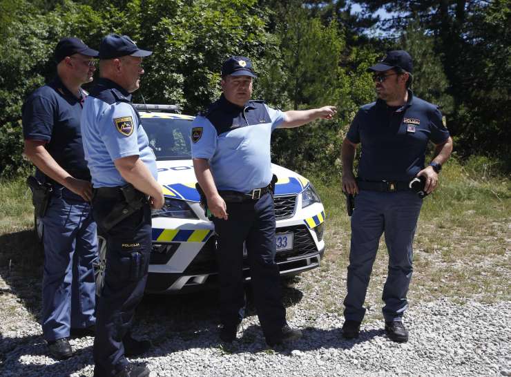 Kosovski tihotapec migrantov tik pred italijansko mejo z avtom treščil v zid