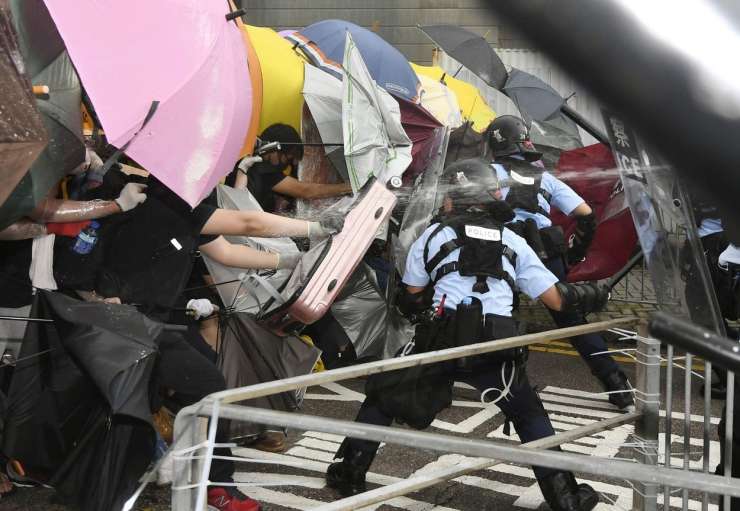 V Hongkongu spet vroče, protestniki in policija so se znova spopadli