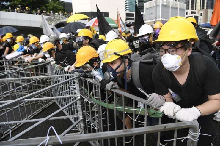 Protestniki v Hongkongu povzročili prometni kaos
