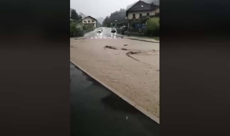 Neurje nad Slovenijo: toča je tolkla, vodotoki so poplavljali, veter je odkrival strehe (VIDEO)