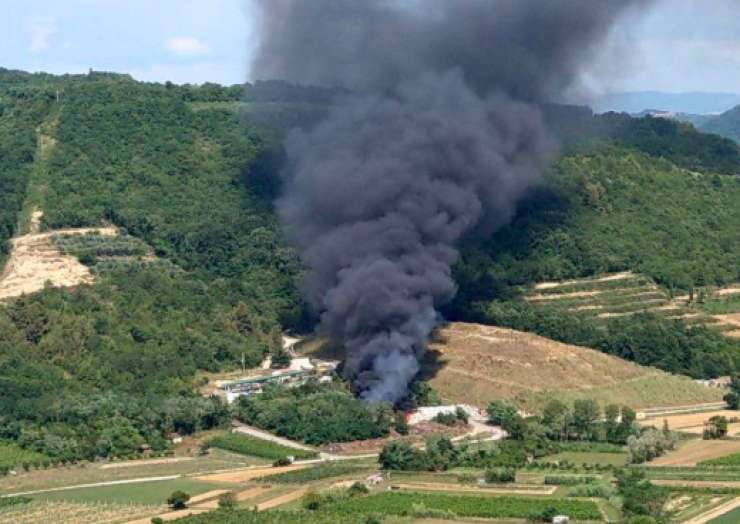 Ogenj na meji: nad Dragonjo se je dvignil steber črnega dima (FOTO)