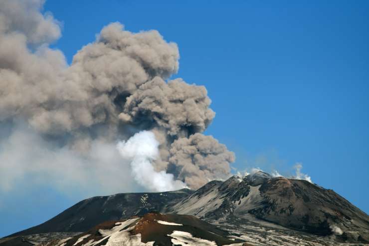 Etne spet bruha pepel in lavo, na Siciliji so zaprli letališča