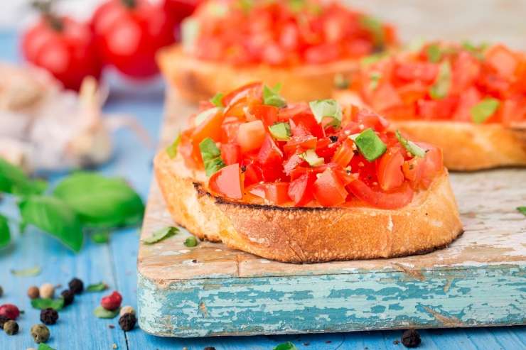 Preprost recept s paradižnikom. Obloženi kruhki.